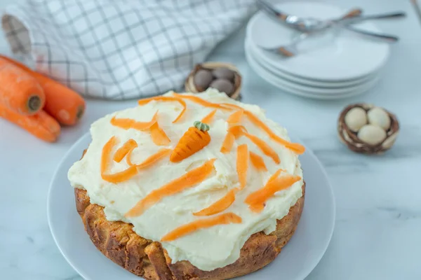 Traditioneller Karottenkuchen Mit Frischkäse Zuckerguss Zum Osterbrunch — Stockfoto