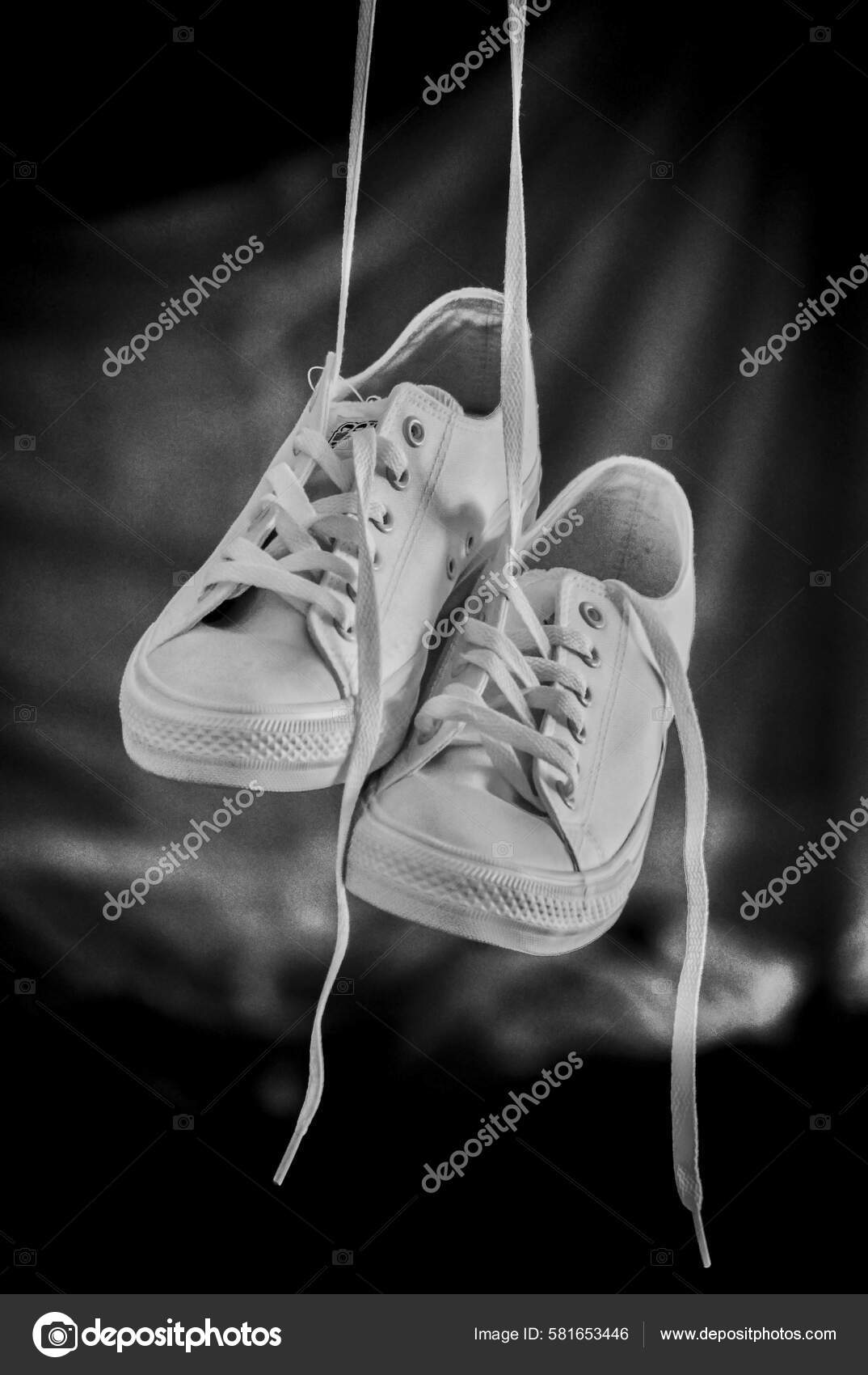 Primer Plano Zapatillas Blancas Colgadas Cordones Escala Grises