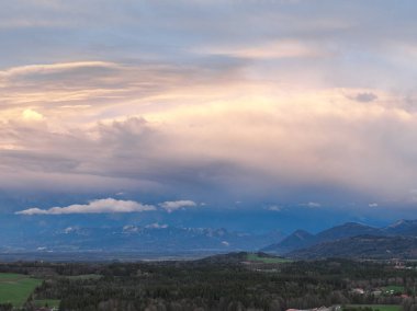 Fırtınalı gökyüzünde güzel bir simgenin yüksek açılı görüntüsü.