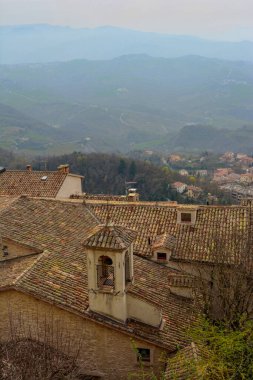 San Marino 'daki çatıların üzerinde güzel bir manzara. Arka planda vadiler var.