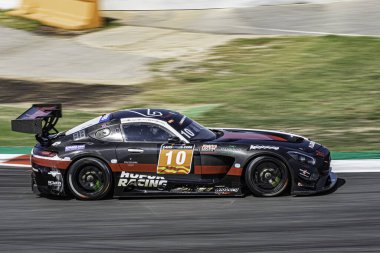 Mercedes Benz AMG GT3 'ün pistteki hızlı yarış arabasının seçici odak noktası.