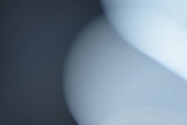 Arkaplan için açık mavi bokeh ışıklarının dikey görüntüsü