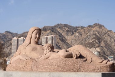 Çin 'in Lanchzhou kentindeki Sarı Nehir yakınlarındaki ana nehir anıtı.