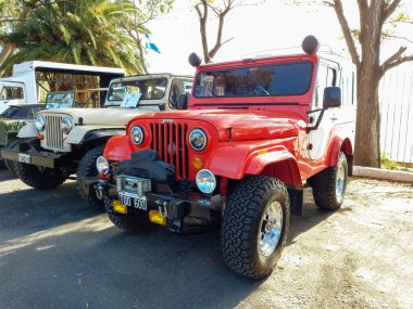 Quilmes, Arjantin - 29 Mayıs 2022 Kaiser Endüstri IKA kırmızı off-road Jeep Willys CJ5 4x4 1956 - 1978. Güneşli bir gün. Klasik araba şovu..