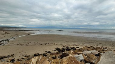 Hafan Y Mor Sahili 'ndeki kayalar Bulutlu gökyüzünün altında