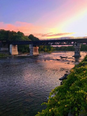 Kampüs Nehri 'nin gün batımı manzarası