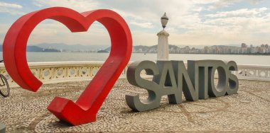 Turist tabelası Love Santos, Sao Paulo, Brezilya sahilindeki şehir plajı.