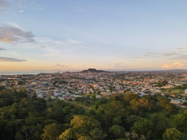 San Fernando şehrinin hava manzarası Trinidad ve Tobago 'da günbatımında alacakaranlık gökyüzüne karşı.