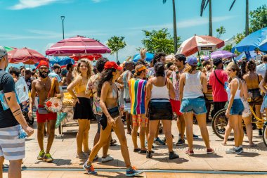 Karnaval sokak partisinde kutlama yapan gençlerin yakın çekimi.