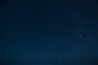 Karanlık gökyüzündeki yıldızlar