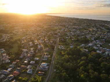 San Fernando şehrinin hava manzarası Trinidad ve Tobago 'da günbatımında alacakaranlık gökyüzüne karşı.