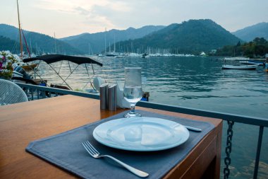 Arka planda deniz olan bir restorana yakın çekim.