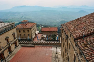 San Marino 'daki çatıların üzerinde güzel bir manzara. Arka planda vadiler var.