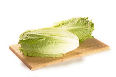 Tahtadaki taze marullar beyaz arka planda izole edilmiş.