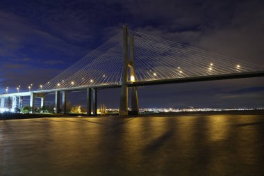 Portekiz, Lizbon 'daki Vasco da Gama Köprüsü' nün güzel bir manzarası.