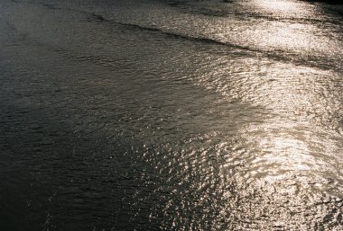 Okyanus dalgalarının vuruşu güneşle aydınlanır.