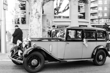 Şehirde tarihi bir araba. Rolls Royce Wraith