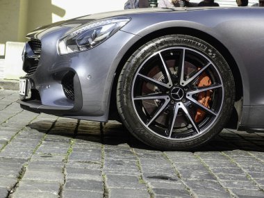 Sokağa park edilmiş, modern, gri, hızlı bir araba. Mercedes Benz C120 AMG GT