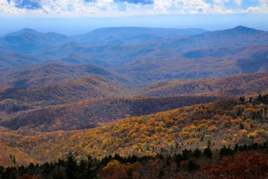 Güzel bir dağ manzarası