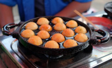 Geleneksel Burma Mont Lin Maya pişiriliyor.