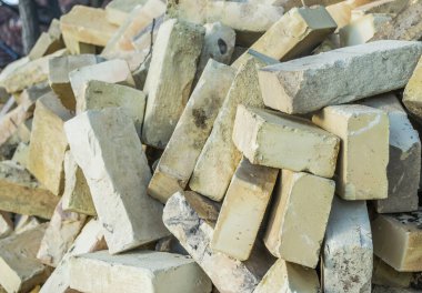 Sarı tuğlaların üst üste yığıldığı yakın plan bir çekim.