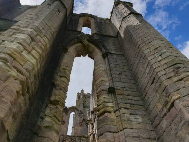 Yeşil kemerli antik harabelerin manzarası.