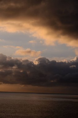 Bulutlar, Okyanus yakınlarındaki Günbatımında Renkli Bulutlar