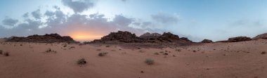Wadi Rum Çölü 'nde gün batımında Panorama, Ürdün