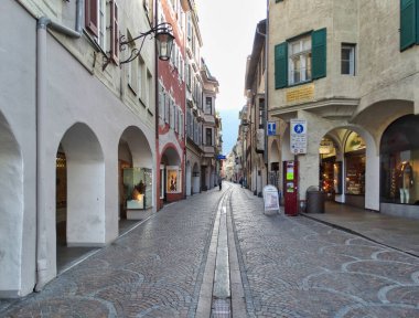 Fotoğraf Meran 'da yürürken çekildi ve Güney Tyrol' daki bu sofistike kasabanın izlerini gösteriyor.