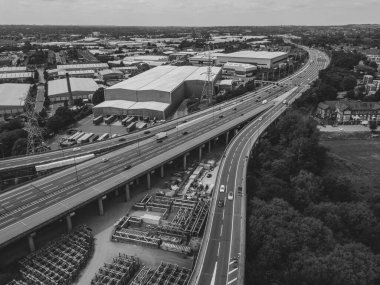 Gri tonda trafiği olan karmaşık bir otoyol kavşağının hava görüntüsü