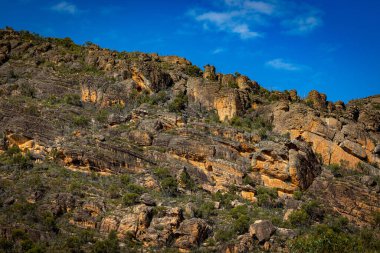 Grampians Ulusal Parkı 'nın üzerindeki mavi gökyüzü, Victoria, Avustralya