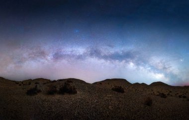 Issız bir bölgede yıldızlı bir gecenin uzun pozlu bir çekimi.