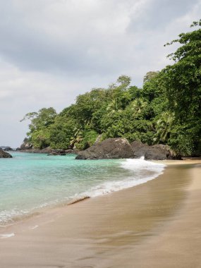 Sabah Praia das Bananas adasının dikey çekimi.