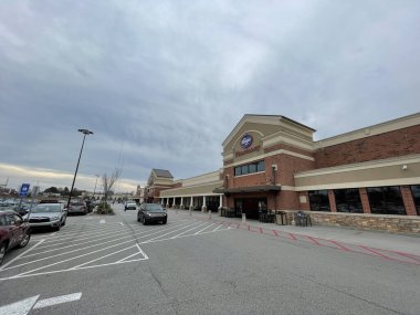 Kroger perakende mağazası otoparkı ve park edilmiş arabalar.
