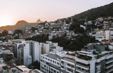 Leme ve gecekondu mahallesinin üzerinde gün batımının yakın çekimi