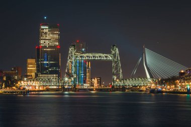 Rotterdam 'daki Erasmus köprüsünün ve gökdelenlerin manzarası.