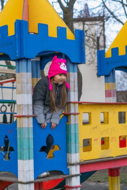 Anne ve kızları bir lunaparkta oynuyorlar.