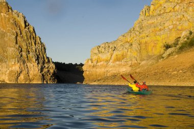 İspanya 'nın orta kesimindeki Tagus Nehri' nde güneş ışığı altında bir kano gezisi.