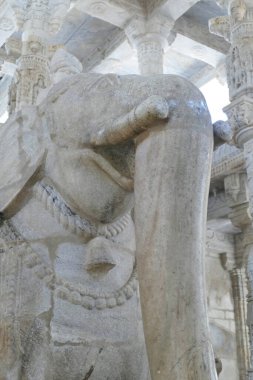 Hindistan 'daki Ranakpur Jain Tapınağı' nda oyulmuş bir filin dikey çekimi.