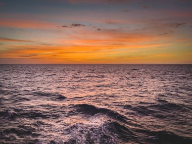 Meksika Körfezi 'ndeki bir gemiden güzel bir gün batımı manzarası