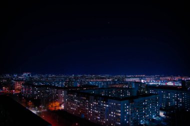 Gece şehrin ışıklarıyla güzel bir gökyüzü.