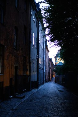 Akşamları dar sokağın dikey görüntüsü.
