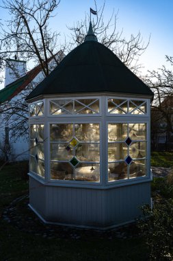 Parktaki bir pavyonun yakın çekimi.