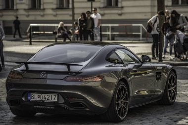 Praga caddesinde park etmiş modern gri Mercedes Benz C120 AMG GT araba.