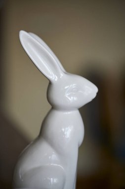 Beyaz bir Paskalya tavşanı heykelinin dikey yakın çekimi..