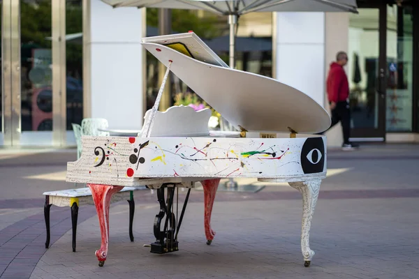 Белое Пианино Абстрактными Красочными Красками Открытом Воздухе — стоковое фото