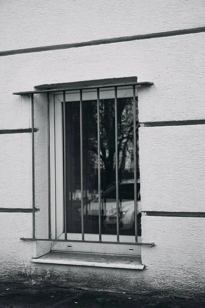 Vertikal Gråskala Närbild Bilens Reflektion Över Fönsterglaset Med Skenor — Stockfoto