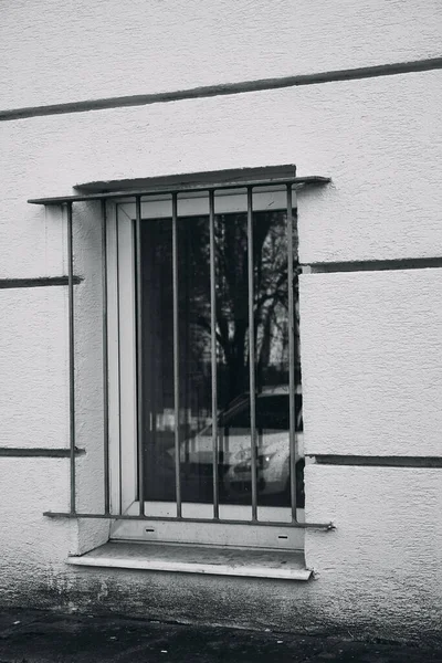 Vertical Grayscale Closeup Car Reflection Window Glass Rails — Stock Photo, Image