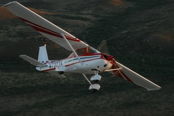 Cessna 150 Aerobat A150米飞行编队沙漠山脉 — 图库照片