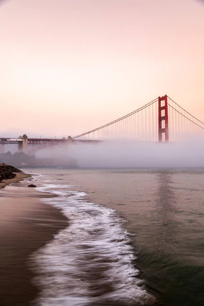 Güzel Bir Sahilin Dikey Görüntüsü Gün Batımında Golden Gate Köprüsü — Stok fotoğraf